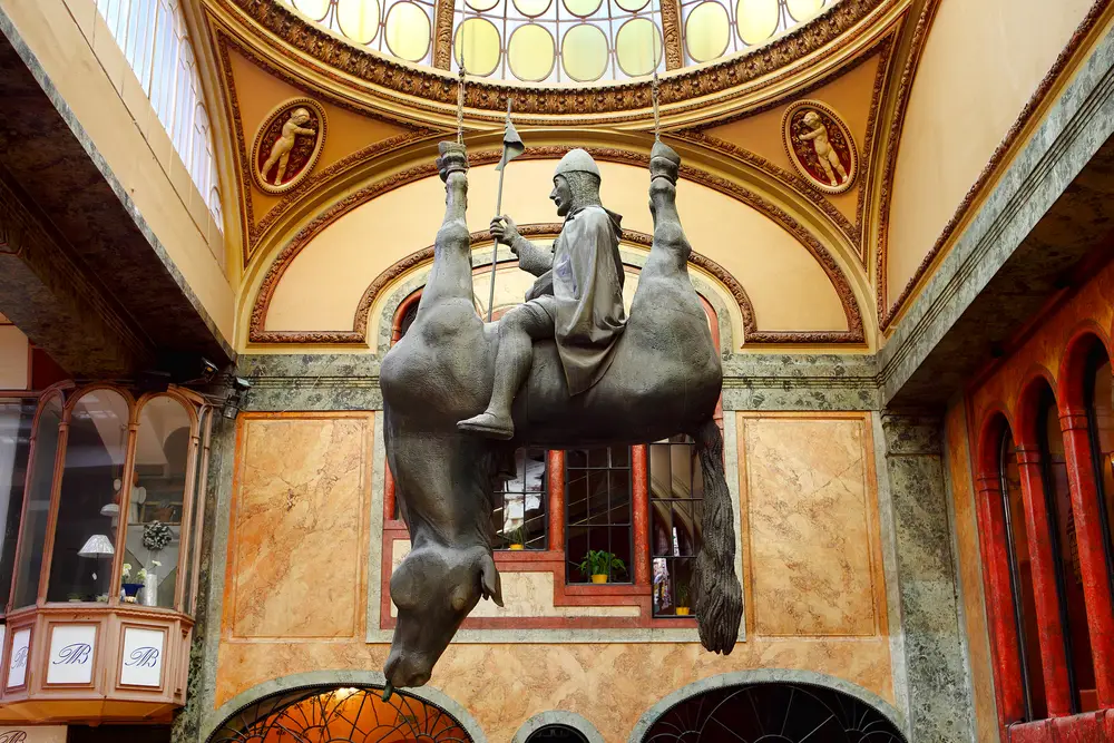 Scultura dell'artista David Cerny - Galleria Lucerna